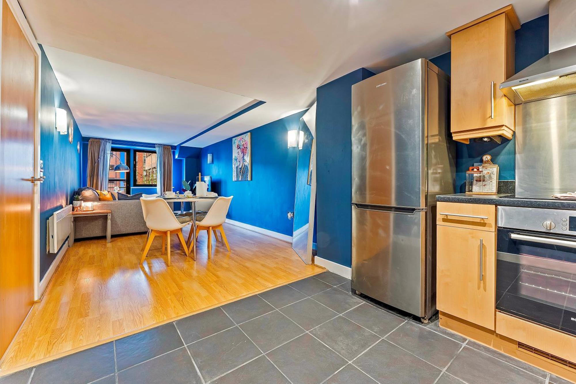Centre Sleeps 5, Free Parking, Netflix Apartment *