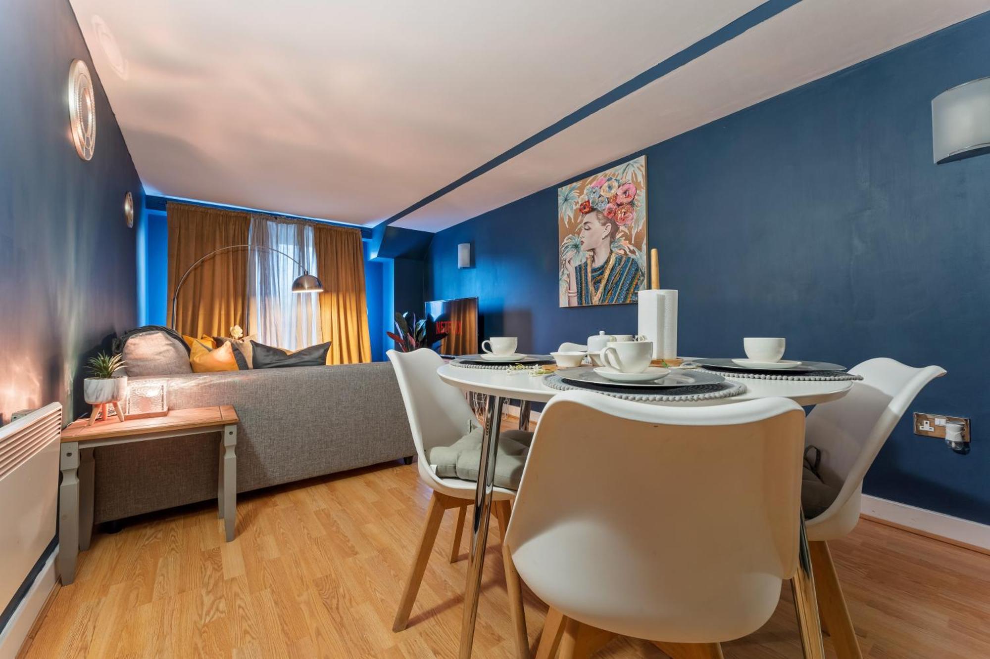Centre Sleeps 5, Free Parking, Netflix Apartment *