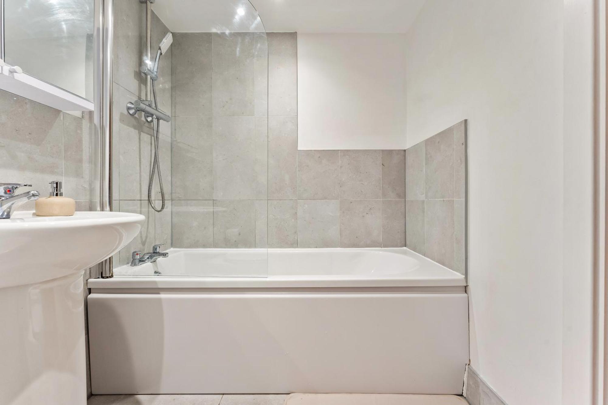 Apartment Centre Sleeps 5, Free Parking, Netflix